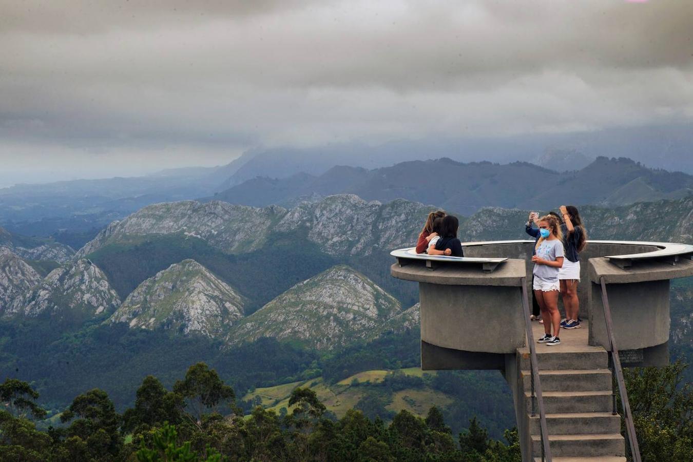 Sierra del Sueve: La Sierra del Sueve localizada en la vertiente oriental asturiana, es un espacio protegido de unos 81 km2 que se levanta sobre el mar y desde donde arranca una de las rutas más espectaculares y bellas de la cornisa cantábrica. Su pico más alto los encontramos con el  Picu Pienzu , el cual alcanza los 1.159 metros de altura y cuya subida no tiene casi dificultad. Tras el esfuerzo de la subida nos esperan las mejores vistas a la cumbres cercanas, a los Picos de Europa y a la costa asturiana. En este espacio protegido también destaca la presencia del Asturcón, un emblemático caballo asturiano en estado semisalvaje que no es extraño observar en esta Sierra.