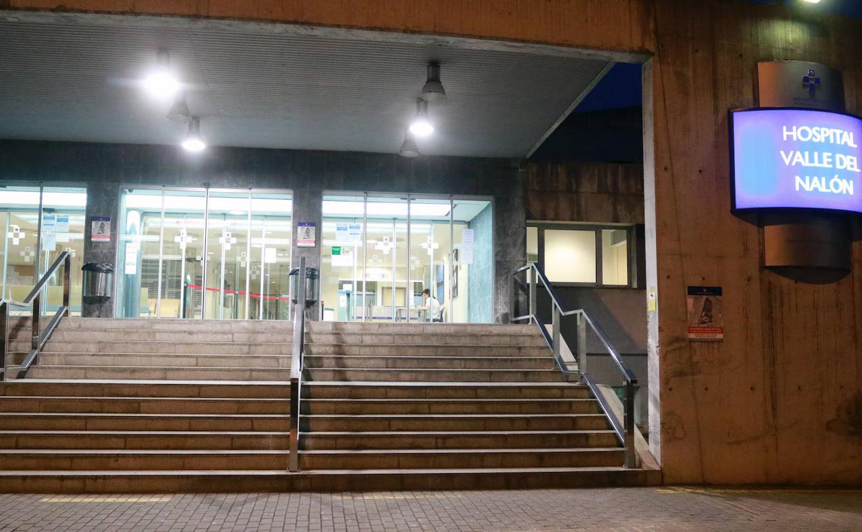 La entrada del hospital del Valle del Nalón. 