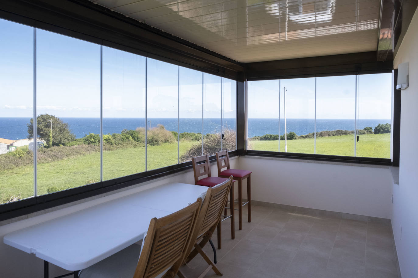 Frente al Cantábrico. Los propietarios de la sidrería El Restallu han invertido sus ahorros en la casa de sus sueños, un diseño arquitectónico concebido por Cosme Cuenca para disfrutar de las vistas al mar y a la montaña