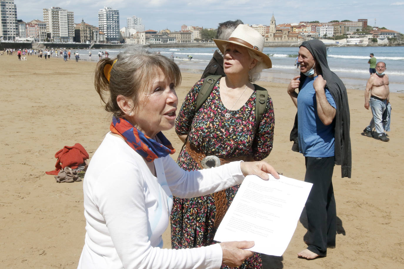 Amplio dispositivo policial en la mañana de este sábado en la playa de San Lorenzo para disolver a un grupo de personas que permanecía en el arenal sin mascarilla. Fueron obligados por los agentes a ponerse las protecciones.