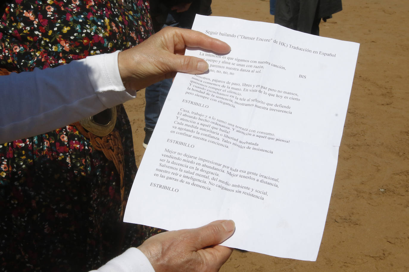 Amplio dispositivo policial en la mañana de este sábado en la playa de San Lorenzo para disolver a un grupo de personas que permanecía en el arenal sin mascarilla. Fueron obligados por los agentes a ponerse las protecciones.