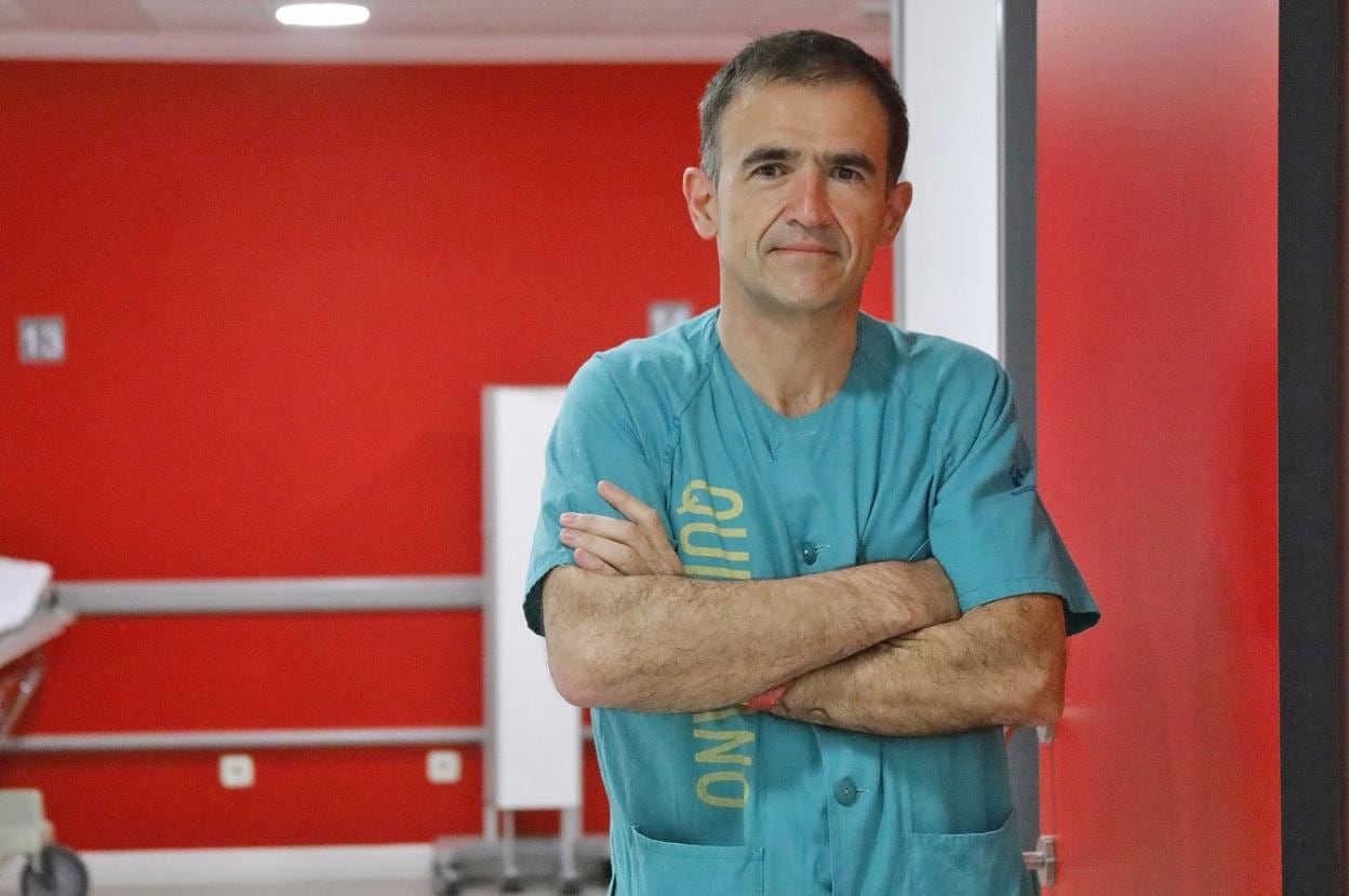 El cardiólogo Íñigo Lozano, en el Hospital de Cabueñes. 