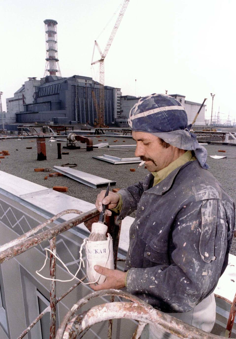 La madrugada del 26 de abril de 1986 la explosión del reactor número 4 de la central nuclear de Chernóbil (actual Ucrania) derivó en la mayor tragedia nuclear de la historia. Aún se desconoce la cifra real de fallecidos. Más de treinta personas murieron esa misma noche y en torno al millar después, aunque el hermetismo y ocultación de la URSS imposibilitaron evaluar el impacto real de la catástrofe. Este es un viaje en el tiempo al escenario del suceso, con instantáneas de entonces y también actuales.