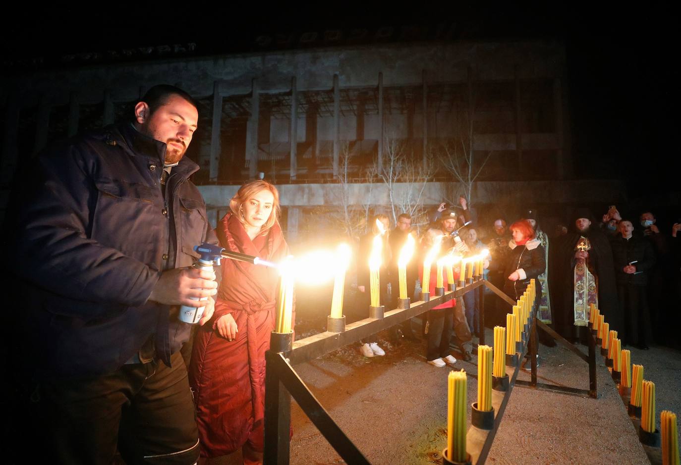 La madrugada del 26 de abril de 1986 la explosión del reactor número 4 de la central nuclear de Chernóbil (actual Ucrania) derivó en la mayor tragedia nuclear de la historia. Aún se desconoce la cifra real de fallecidos. Más de treinta personas murieron esa misma noche y en torno al millar después, aunque el hermetismo y ocultación de la URSS imposibilitaron evaluar el impacto real de la catástrofe. Este es un viaje en el tiempo al escenario del suceso, con instantáneas de entonces y también actuales.