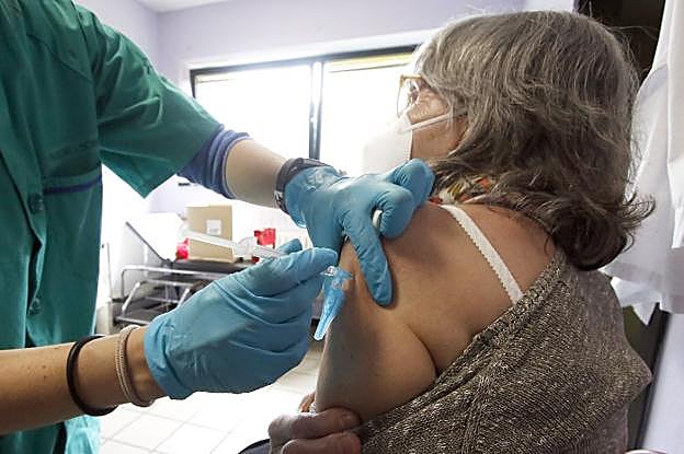 Asturias acelera el ritmo de vacunación: los mayores de 40 años tendrán la dosis en agosto