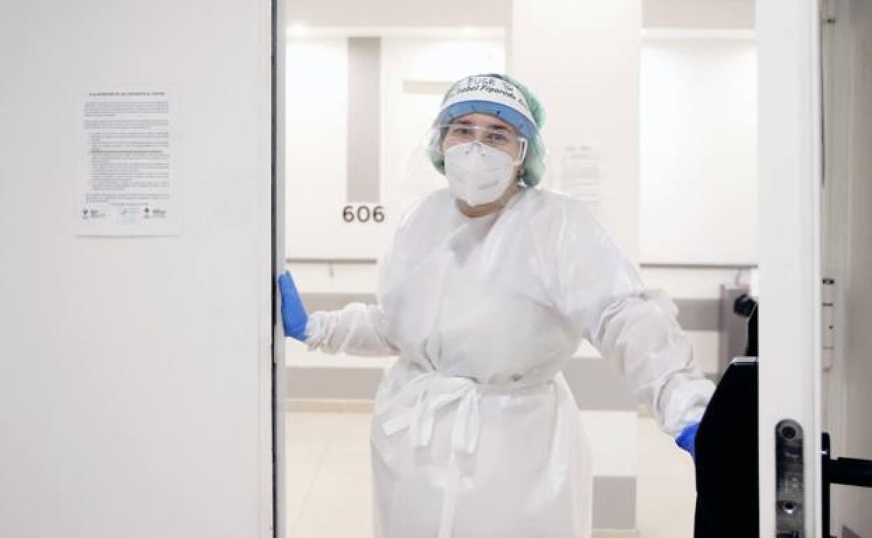 Una auxiliar de geriatría, en la puerta de la planta covid de una residencia asturiana.