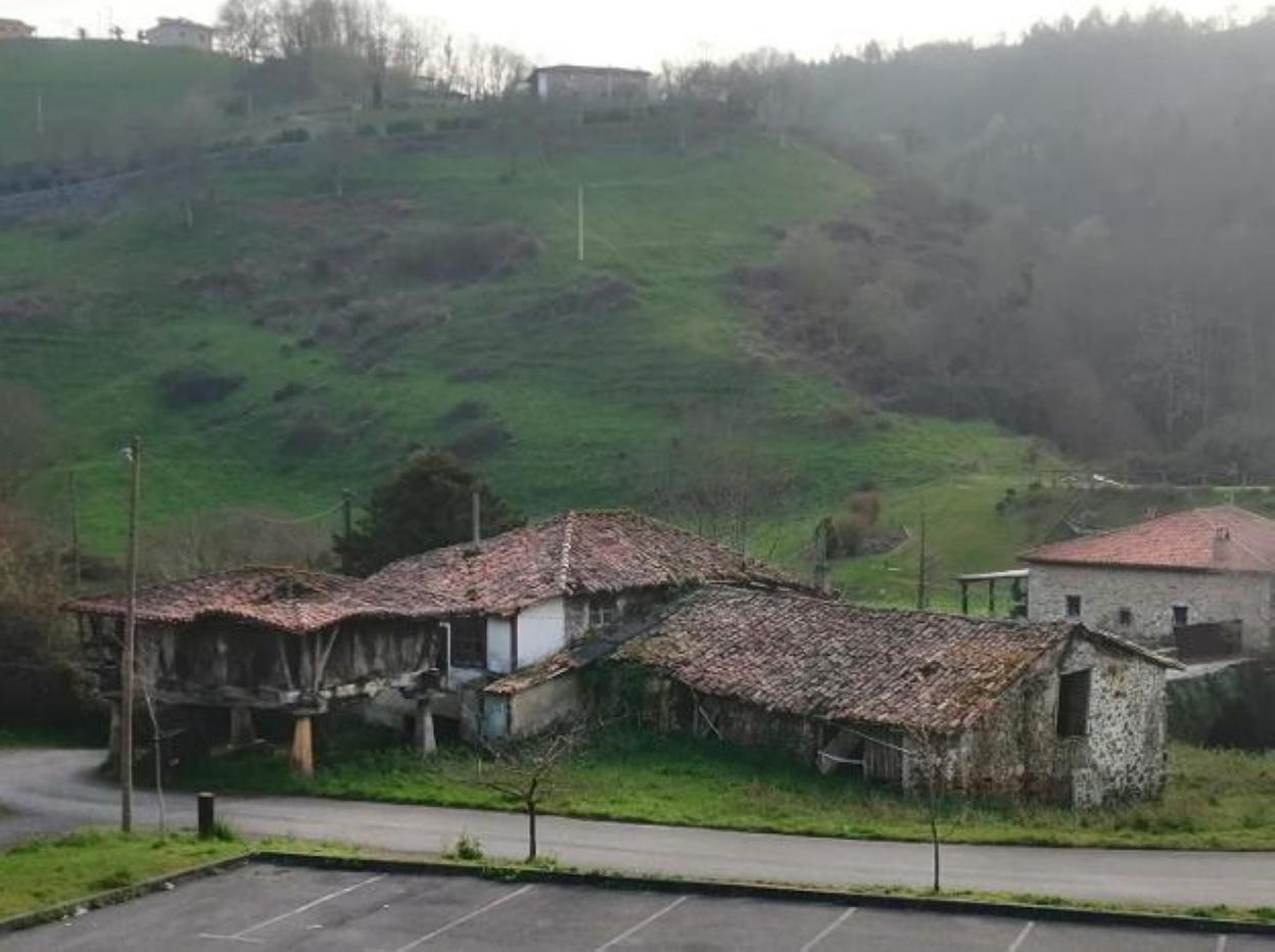Un hórreo, una vivienda y una cuadra en ruinas en Viñón. 