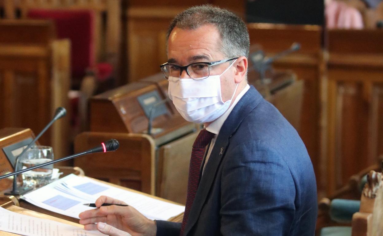 El consejero Pablo Fernández interviene en la comisión de Salud. 