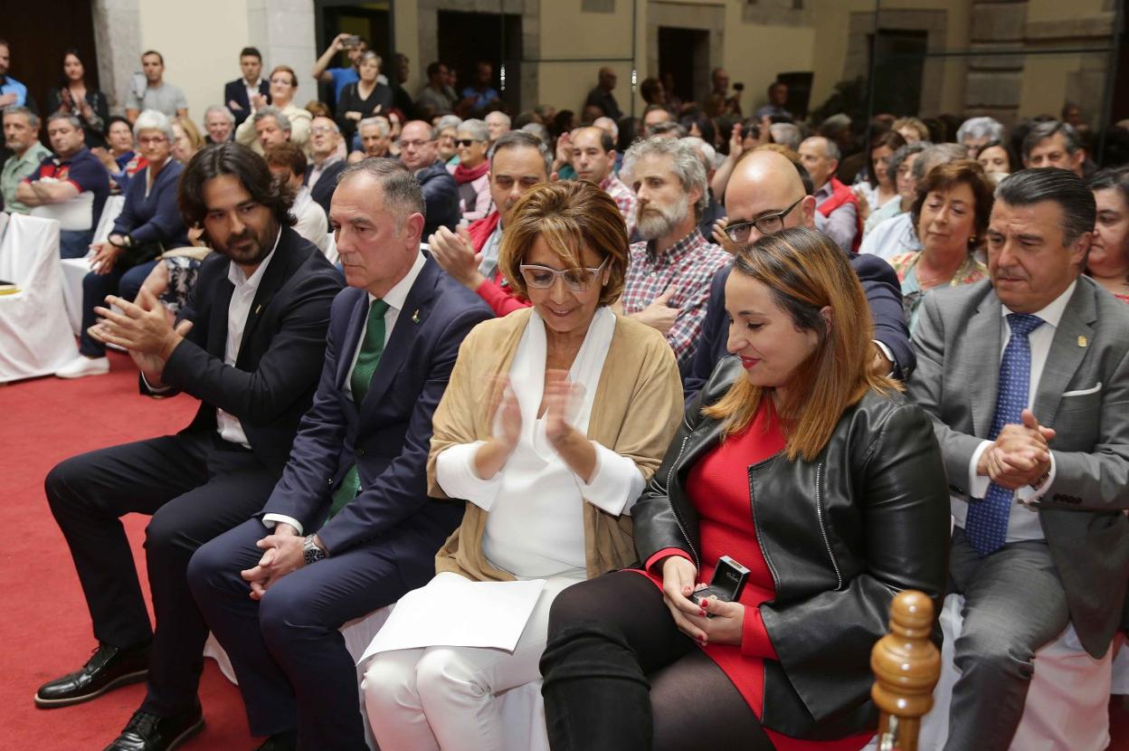 Enrique Riestra (Vecinos por Llanes), Lucio Carriles (PP), Marián García de la Llana (Foro) y Priscila Alonso (IU), juntos durante el Pleno de investidura del 15 de junio de 2019 en el Ayuntamiento de Llanes. 