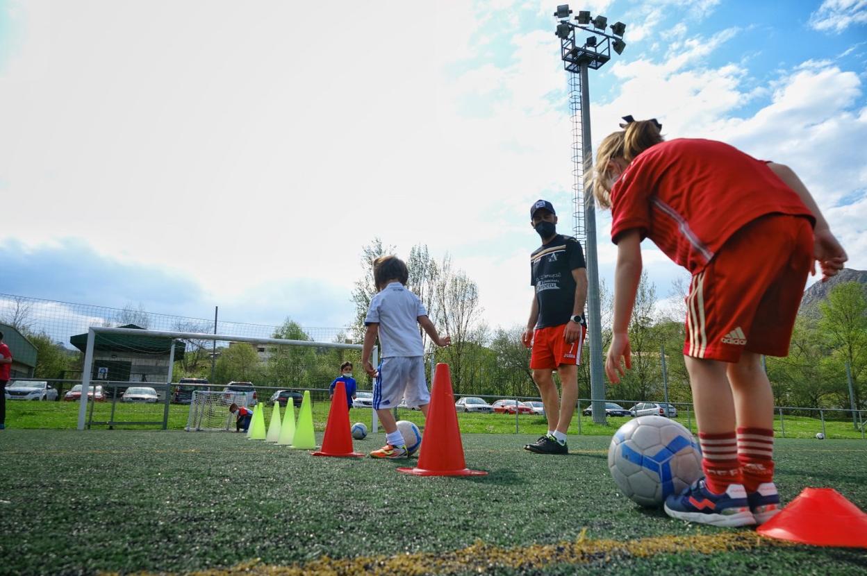 Los niños entrenan con el Arenas del Sella y son ellos quienes deciden si quieren competir. 