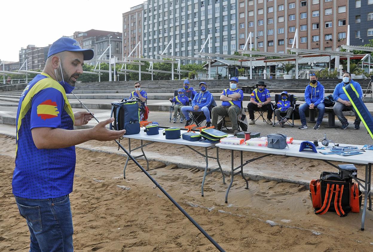 Uno de los monitores da instrucciones durante el cursillo celebrado en Poniente. 