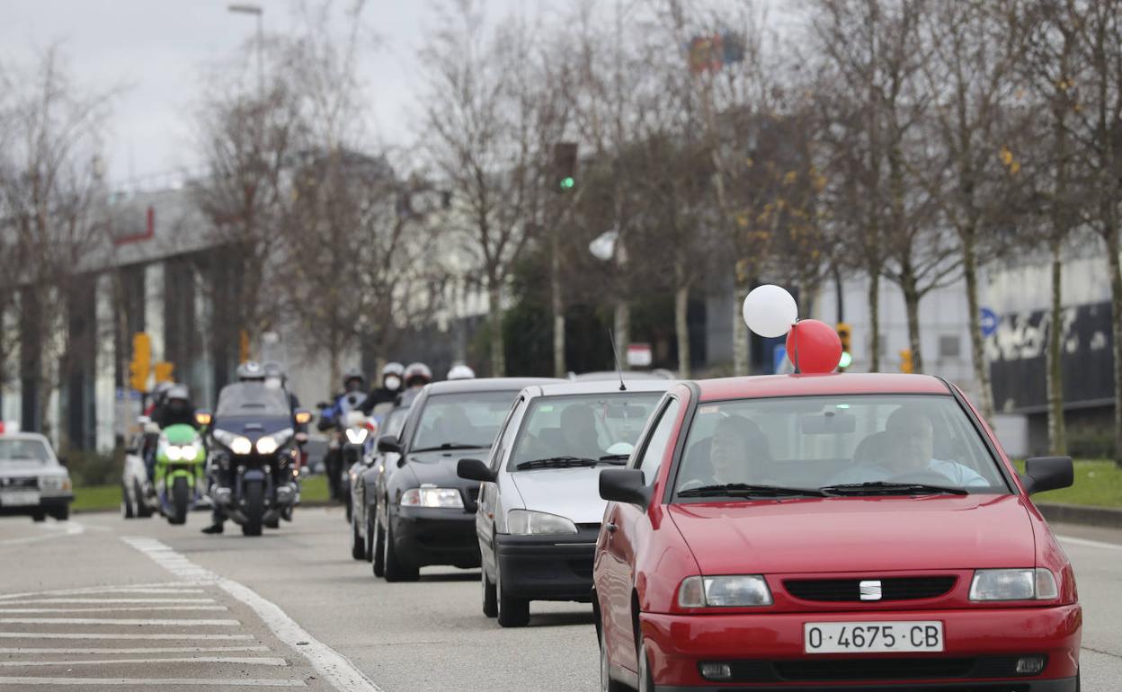 Varios coches circulando por la carretera