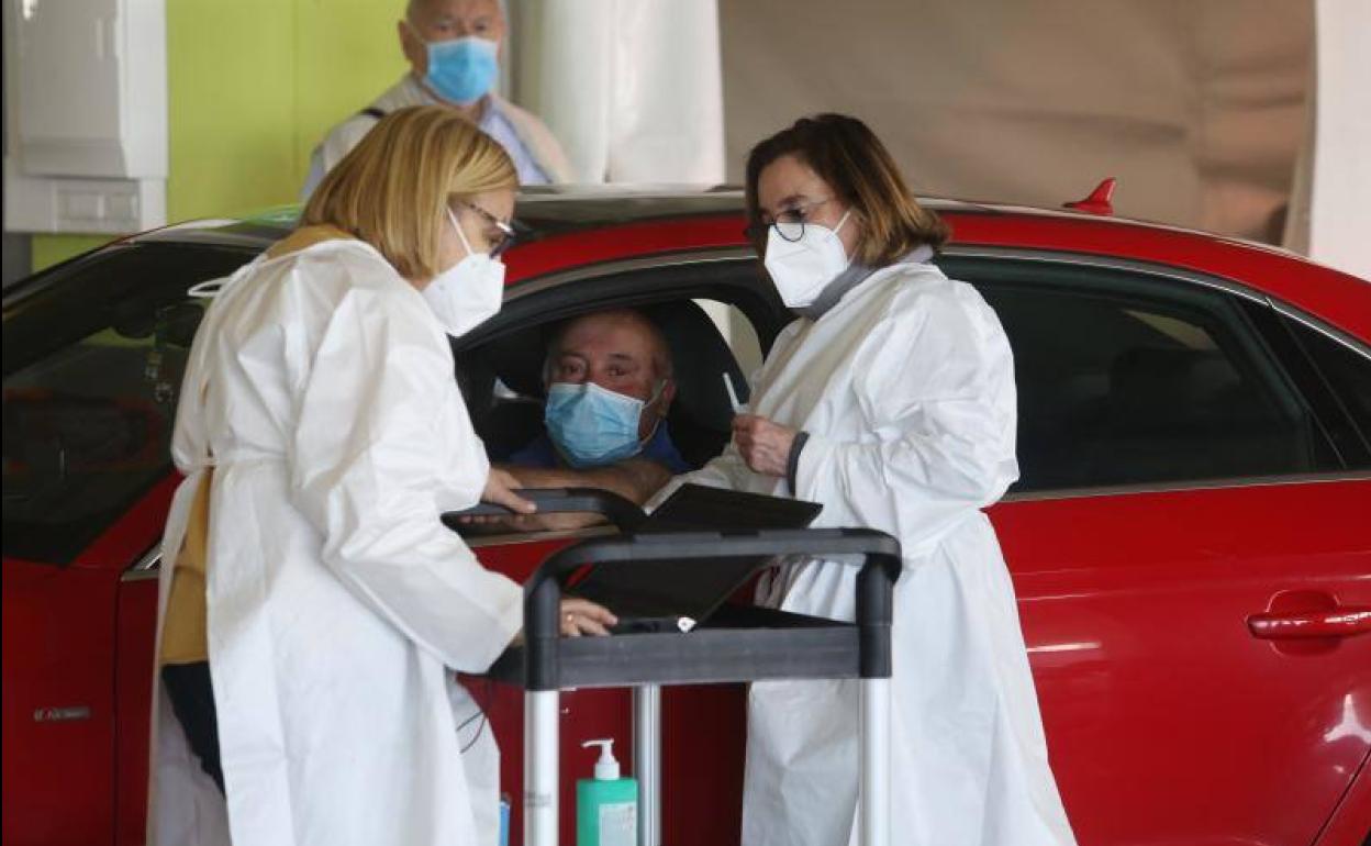 Vacunación en el aparcamiento del HUCA.