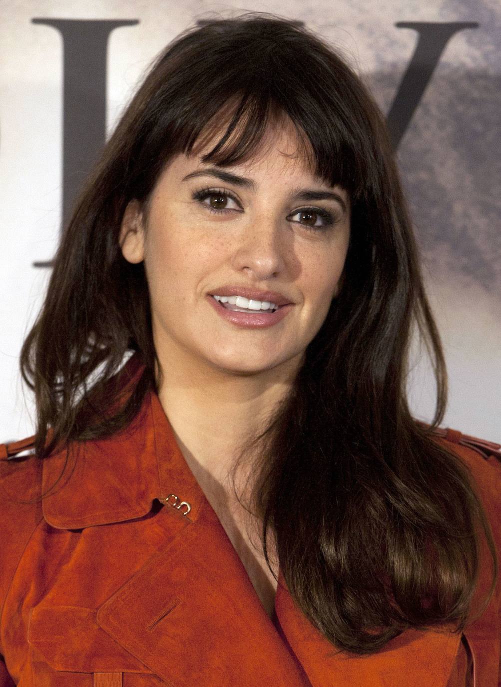 Penélope Cruz, la actriz más internacional del país, con su propia estrella en el Paseo de la Fama de Hollywood, cumple 47 primaveras y lo celebra como mejor sabe, de rodaje. De nuevo con uno de sus grandes referentes y amigos, el director castellano Pedro Almodóvar. En 'Madres Paralelas' comparte cartel con Aitana Sánchez Gijón.