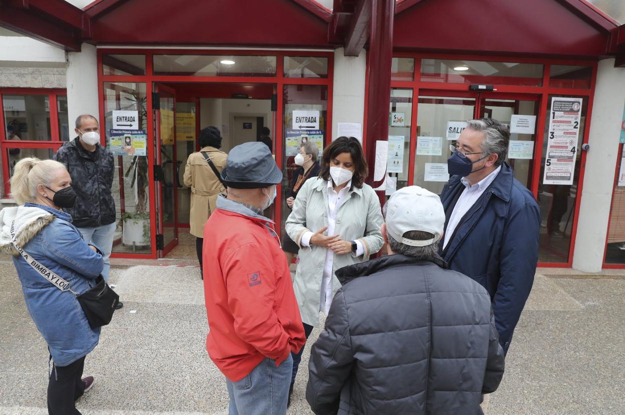 Beatriz Polledo y Pablo González junto a usuarios del centro. 