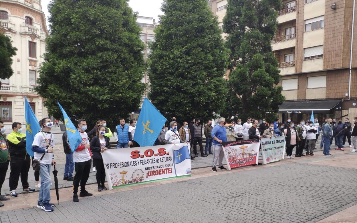 Los feriantes asturianos concentrados, ayer delante del Ayuntamiento de Langreo. 