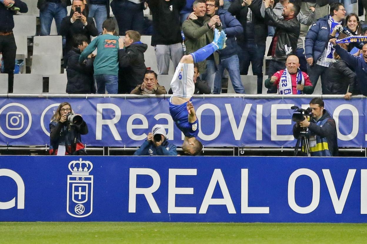 Rodri celebra el gol, anotado de penalti, que dio la victoria al Oviedo ante el Tenerife en el último partido con público en el Carlos Tartiere.