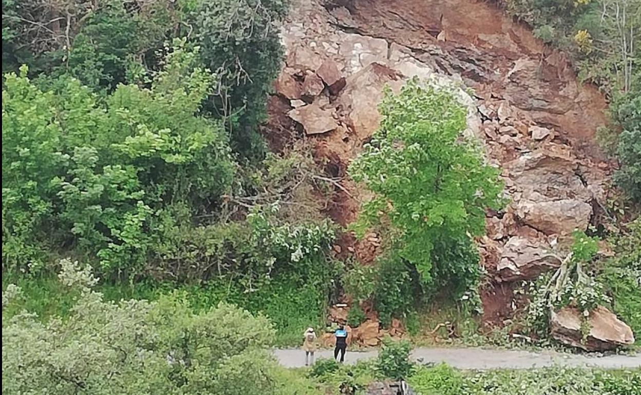 El argayu, con grandes piedras sobre la carretera.