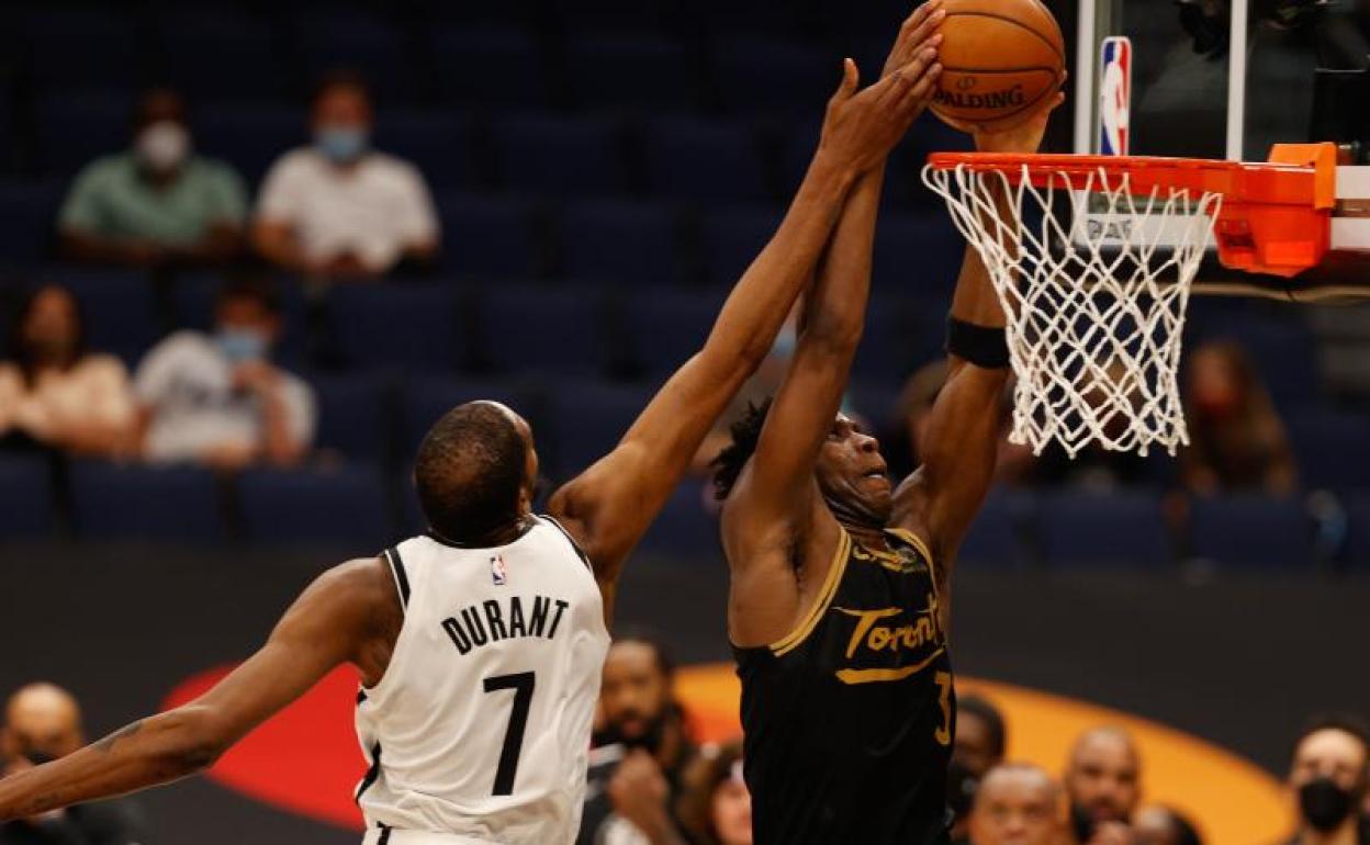 Durant trata de taponar un mate de OG Anunoby.