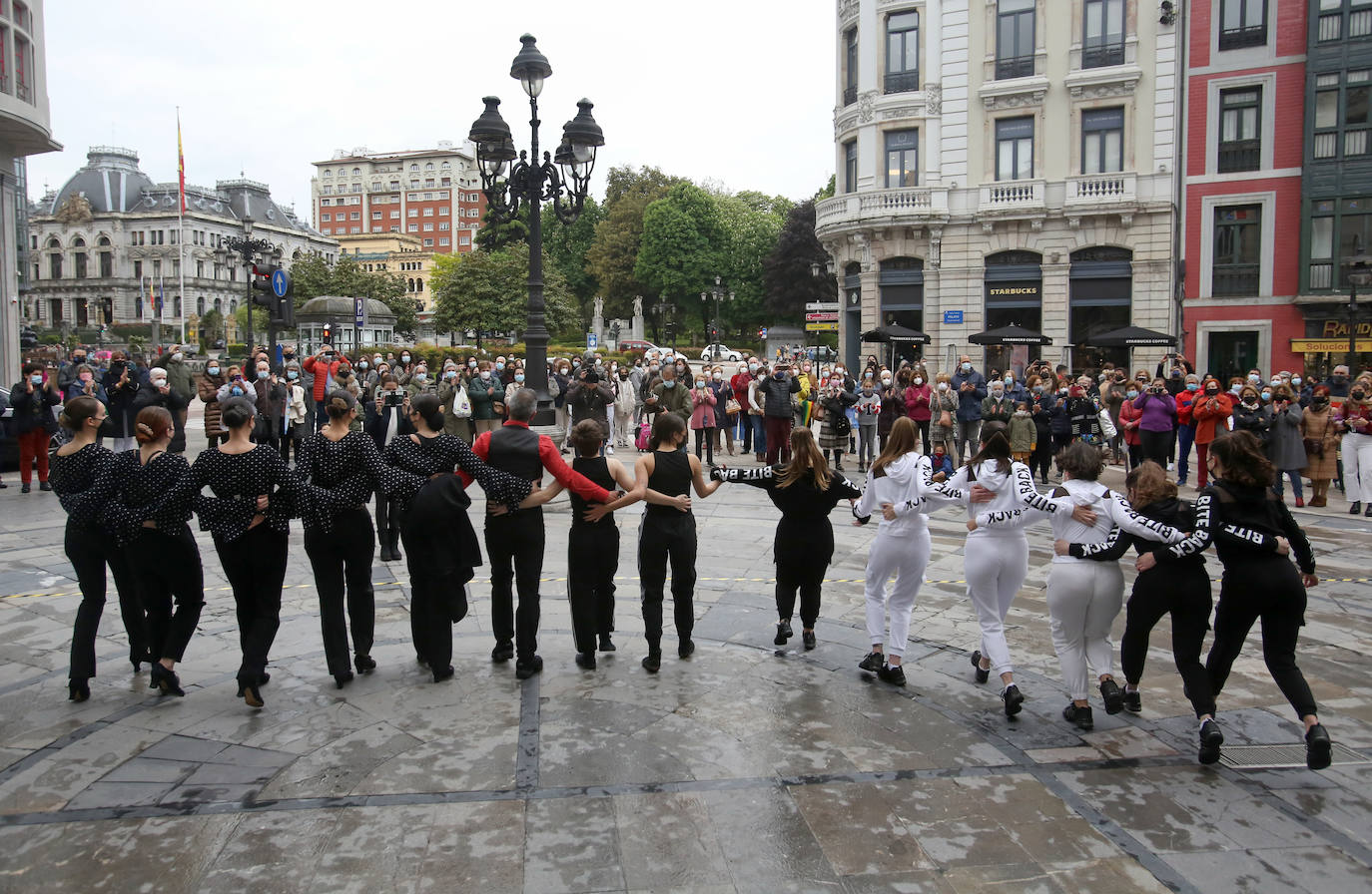 Sonaba el bolero de Ravel a las puertas del Teatro Campoamor y las alumnas de las escuelas de baile se preparaban para conmemorar el Día Internacional de la Danza con sus coreografías. Este año, coincidían todos los profesionales del sector, hacía más falta que nunca celebrar esta efeméride y aprovecharla para pelear por mejorar una situación que ya era delicada y que, con la pandemia, se ha terminado de torcer.