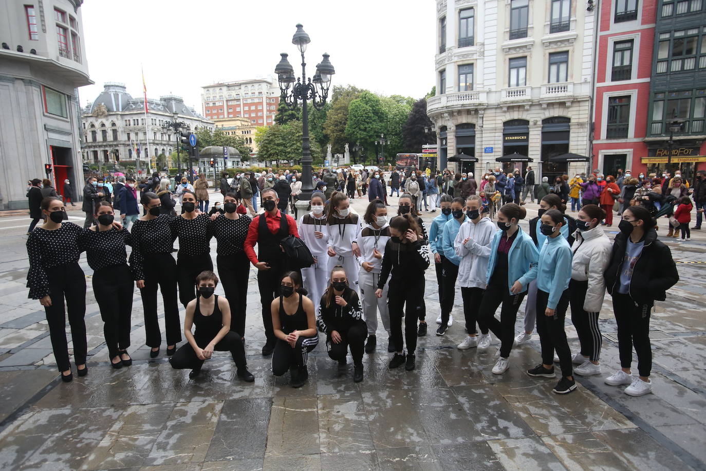 Sonaba el bolero de Ravel a las puertas del Teatro Campoamor y las alumnas de las escuelas de baile se preparaban para conmemorar el Día Internacional de la Danza con sus coreografías. Este año, coincidían todos los profesionales del sector, hacía más falta que nunca celebrar esta efeméride y aprovecharla para pelear por mejorar una situación que ya era delicada y que, con la pandemia, se ha terminado de torcer.