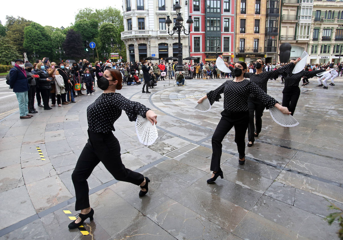 Sonaba el bolero de Ravel a las puertas del Teatro Campoamor y las alumnas de las escuelas de baile se preparaban para conmemorar el Día Internacional de la Danza con sus coreografías. Este año, coincidían todos los profesionales del sector, hacía más falta que nunca celebrar esta efeméride y aprovecharla para pelear por mejorar una situación que ya era delicada y que, con la pandemia, se ha terminado de torcer.