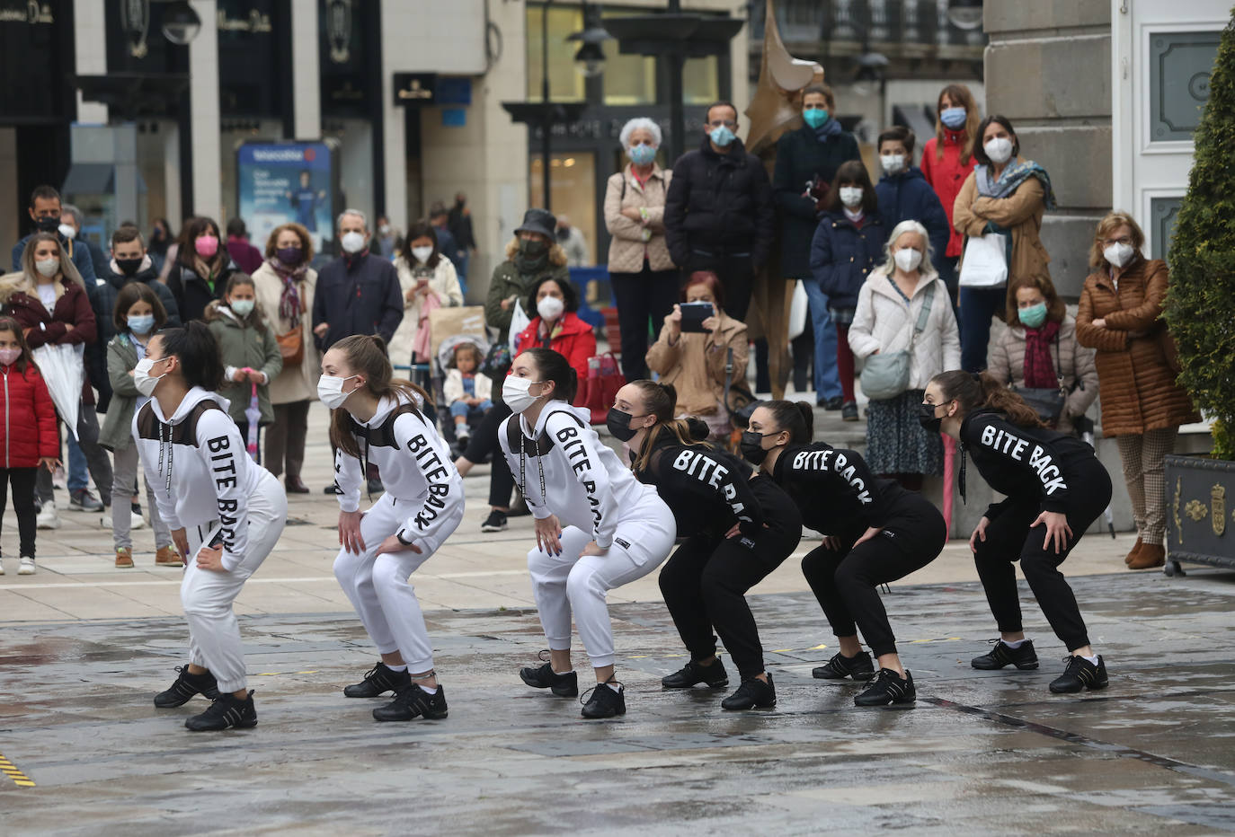 Sonaba el bolero de Ravel a las puertas del Teatro Campoamor y las alumnas de las escuelas de baile se preparaban para conmemorar el Día Internacional de la Danza con sus coreografías. Este año, coincidían todos los profesionales del sector, hacía más falta que nunca celebrar esta efeméride y aprovecharla para pelear por mejorar una situación que ya era delicada y que, con la pandemia, se ha terminado de torcer.