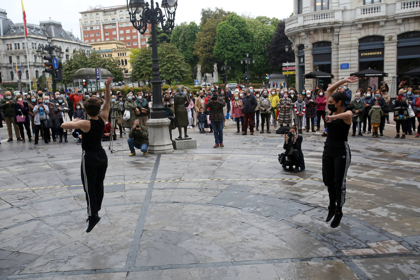 Sonaba el bolero de Ravel a las puertas del Teatro Campoamor y las alumnas de las escuelas de baile se preparaban para conmemorar el Día Internacional de la Danza con sus coreografías. Este año, coincidían todos los profesionales del sector, hacía más falta que nunca celebrar esta efeméride y aprovecharla para pelear por mejorar una situación que ya era delicada y que, con la pandemia, se ha terminado de torcer.