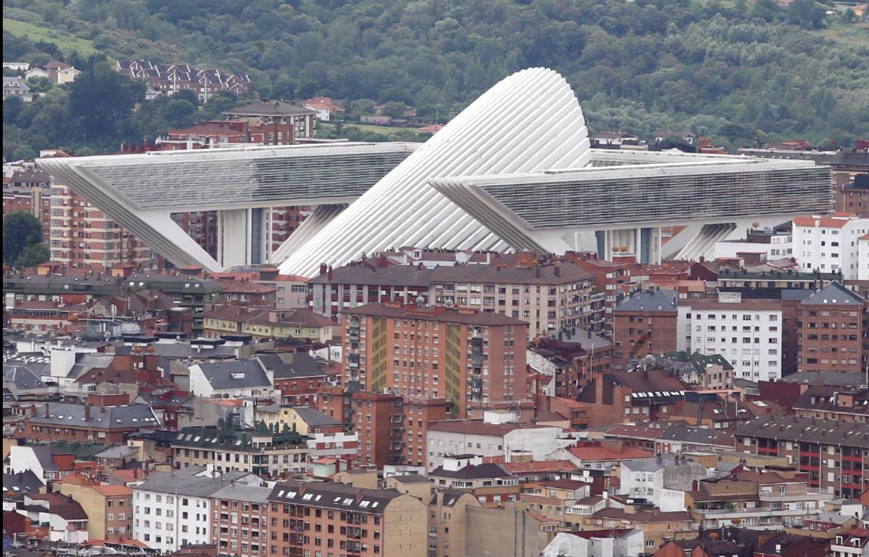 El edificio diseñado por Santiago Calatrava destaca en la ciudad. 