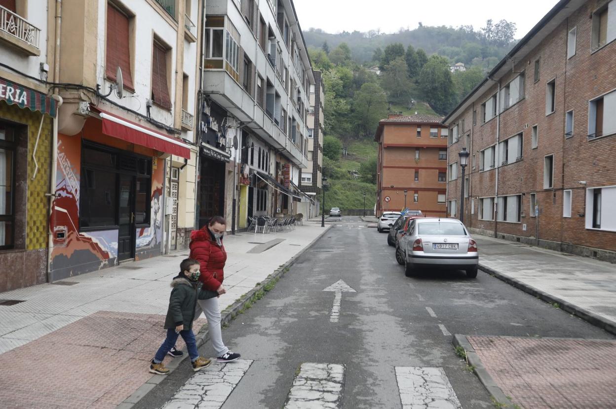 La calle de Puerto de Pajares, en Blimea, es una de las que se incluye en el plan de peatonalización. 