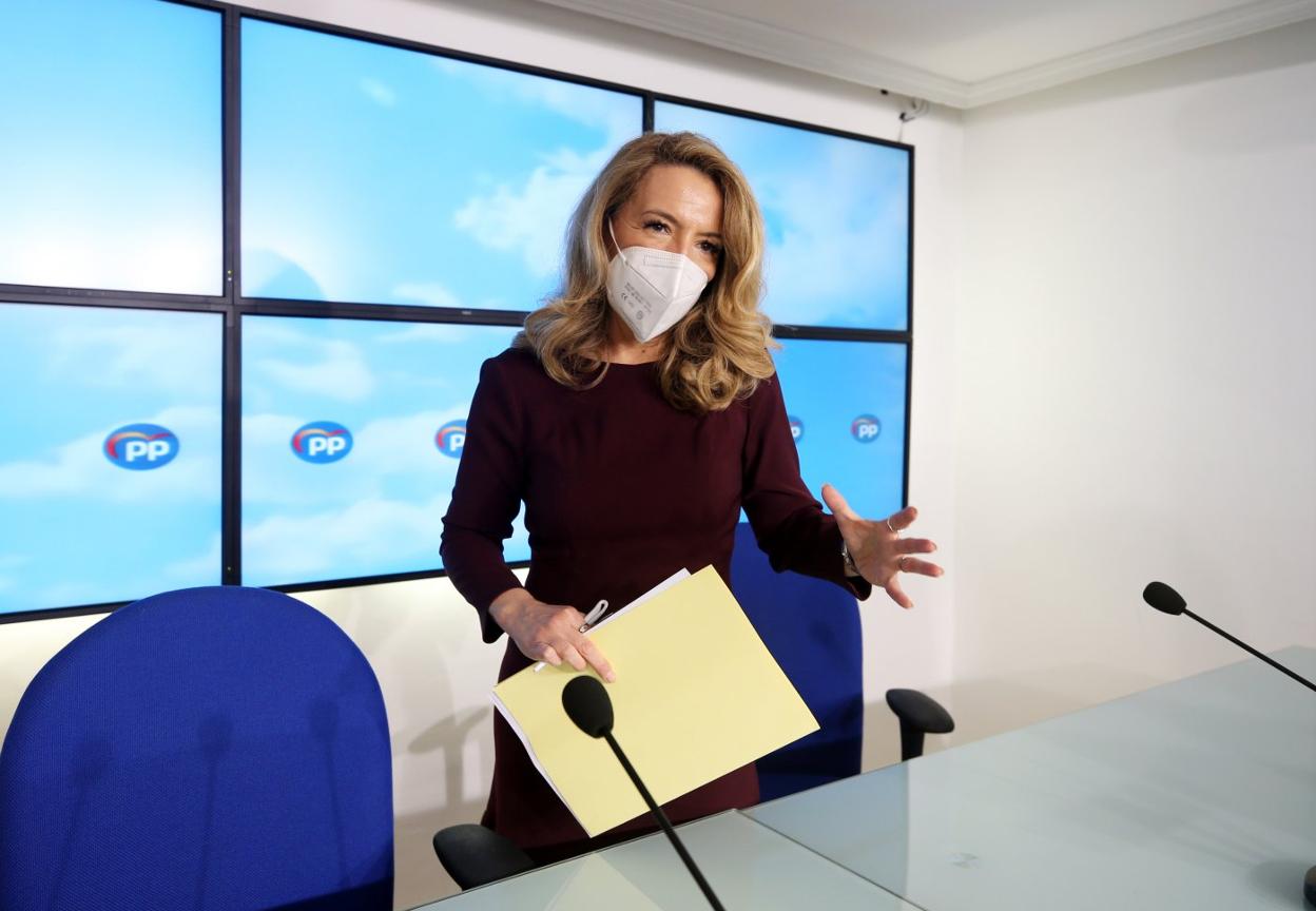 Teresa Mallada, ayer, en Oviedo, tras la rueda de prensa. 