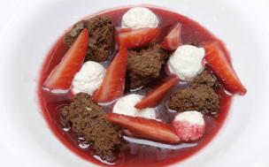 Sopa de frutos rojos, bizcocho crujiente de chocolate, nata especiada y fresa