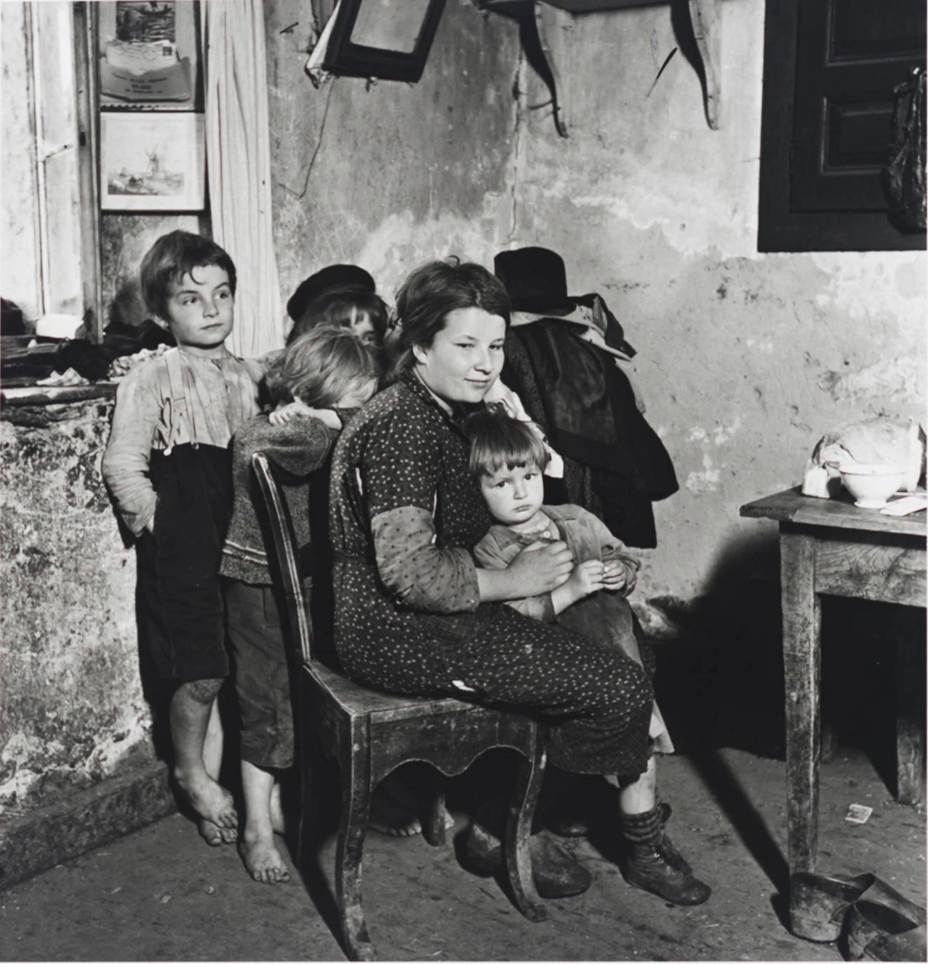 El fotógrafo húngaro que se enamoró de Asturias protagoniza una exposición en Madrid que pronto llegará a Gijón y al Bellas Artes en la que salen a la luz las imágenes que captó en el Principado. La muestra contará con 81 instantáneas del Norte español y 49 de obras más conocidas. Francia