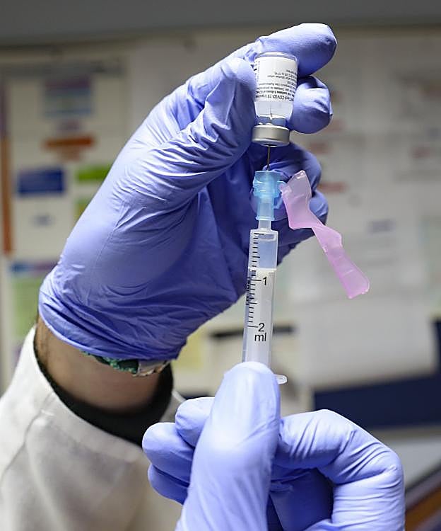 Pfizer espera que la UE autorice el uso de su vacuna en adolescentes 