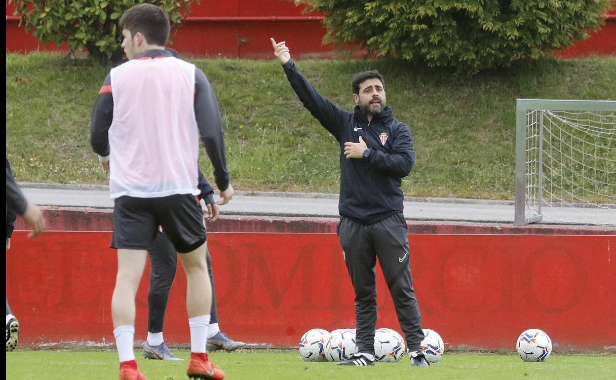 David Gallego en un entrenamiento del Sporting en Mareo