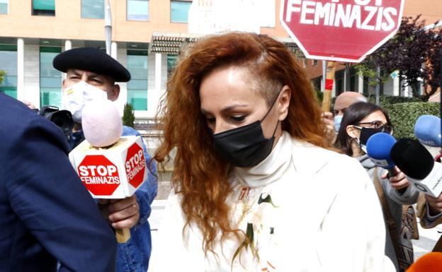 Rocío Carrasco, rodeada por un grupo de manifestantes 