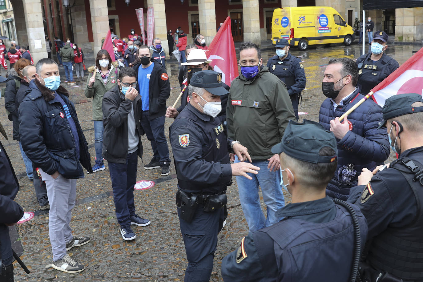 Los sindicatos mayoritarios llevan meses alertando de la emergencia industrial en la que se encuentra la comunidad, por lo que la defensa de este sector ha centrado buena parte de las reivindicaciones de CC OO y UGT en la concentración celebrada en la plaza Mayor de Gijón con motivo del Primero de Mayo.