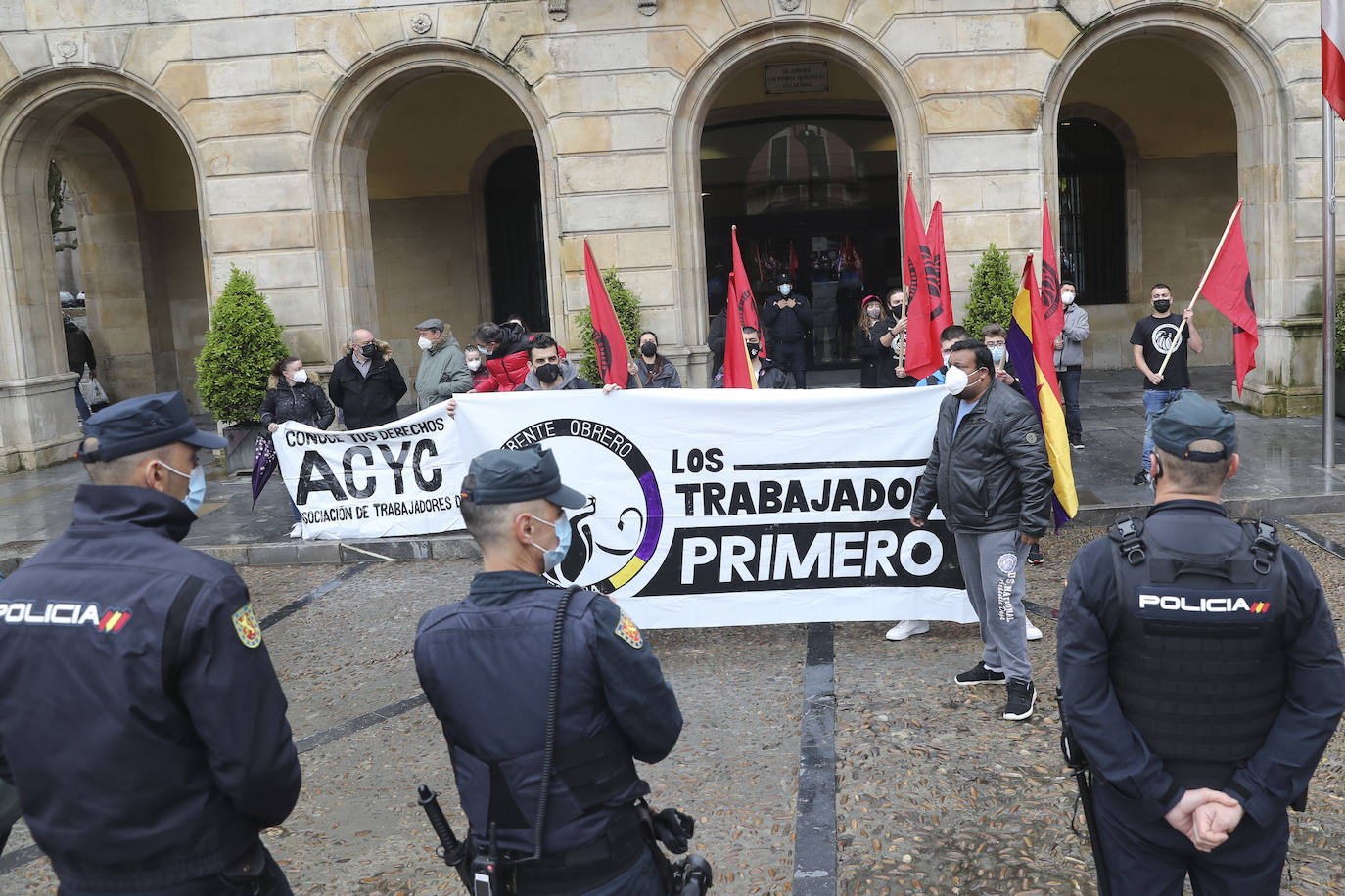 Los sindicatos mayoritarios llevan meses alertando de la emergencia industrial en la que se encuentra la comunidad, por lo que la defensa de este sector ha centrado buena parte de las reivindicaciones de CC OO y UGT en la concentración celebrada en la plaza Mayor de Gijón con motivo del Primero de Mayo.