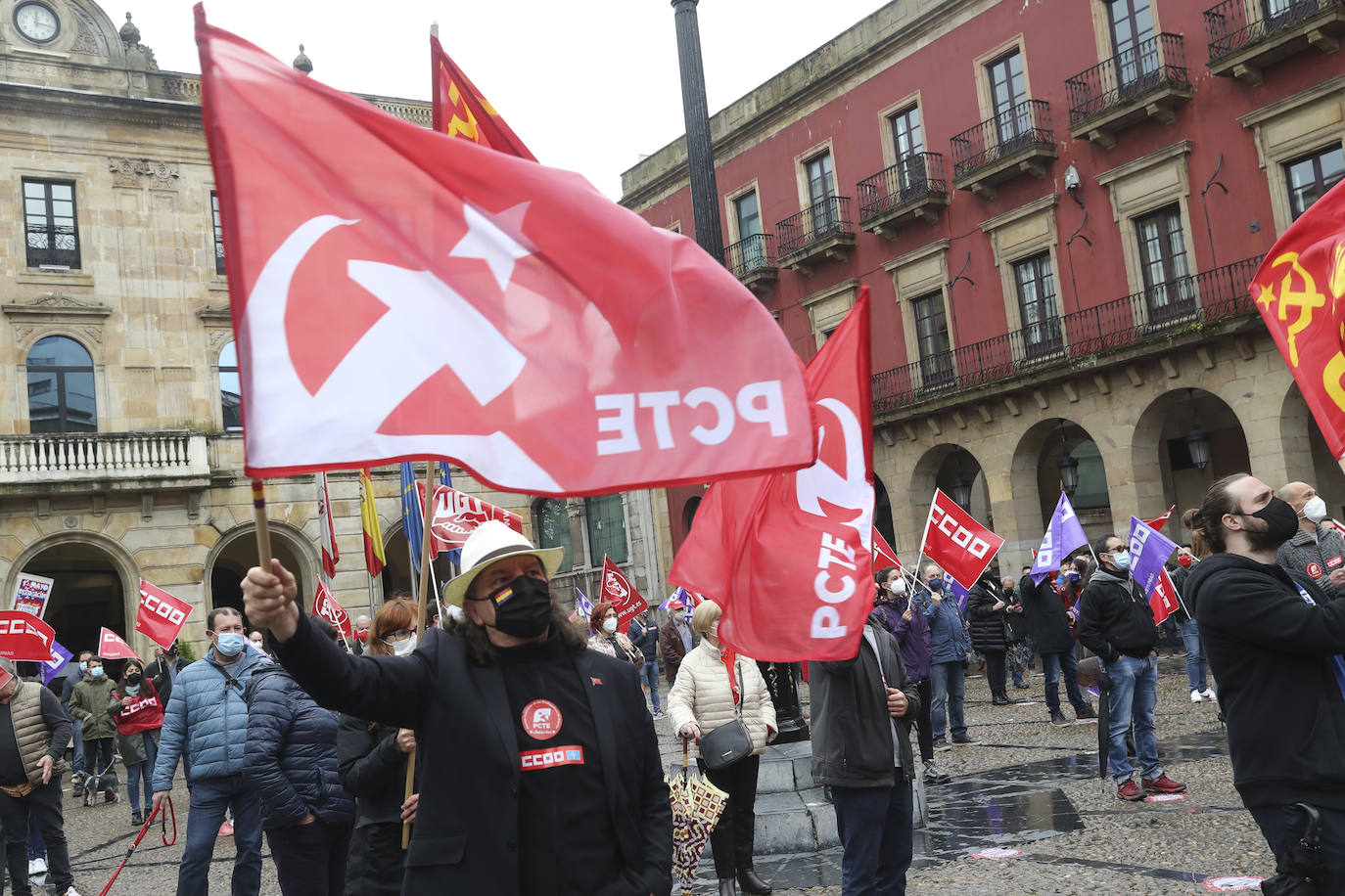 Los sindicatos mayoritarios llevan meses alertando de la emergencia industrial en la que se encuentra la comunidad, por lo que la defensa de este sector ha centrado buena parte de las reivindicaciones de CC OO y UGT en la concentración celebrada en la plaza Mayor de Gijón con motivo del Primero de Mayo.