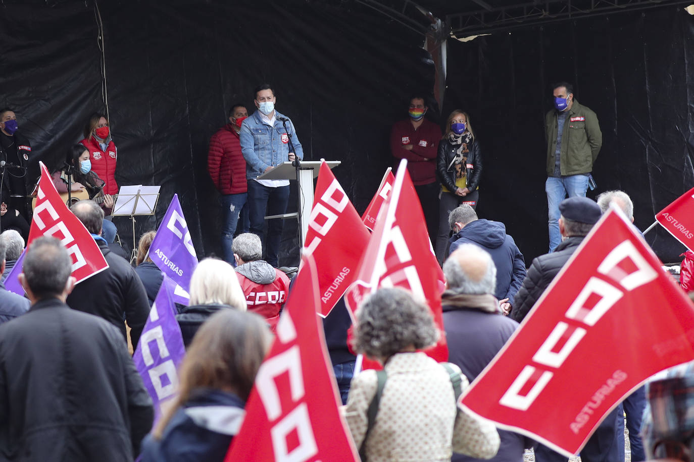 Los sindicatos mayoritarios llevan meses alertando de la emergencia industrial en la que se encuentra la comunidad, por lo que la defensa de este sector ha centrado buena parte de las reivindicaciones de CC OO y UGT en la concentración celebrada en la plaza Mayor de Gijón con motivo del Primero de Mayo.