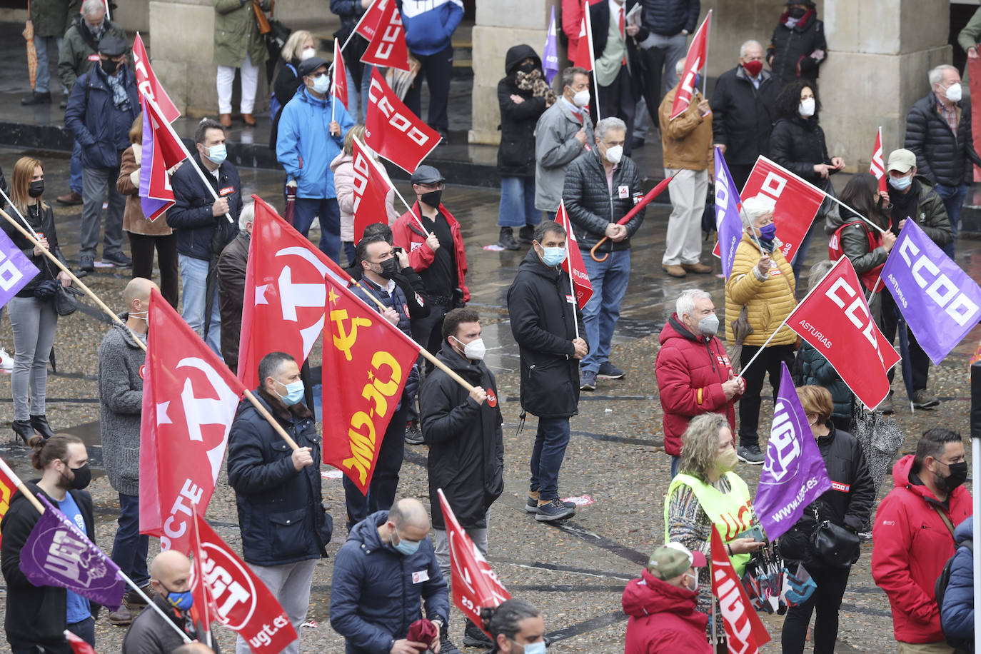 Los sindicatos mayoritarios llevan meses alertando de la emergencia industrial en la que se encuentra la comunidad, por lo que la defensa de este sector ha centrado buena parte de las reivindicaciones de CC OO y UGT en la concentración celebrada en la plaza Mayor de Gijón con motivo del Primero de Mayo.