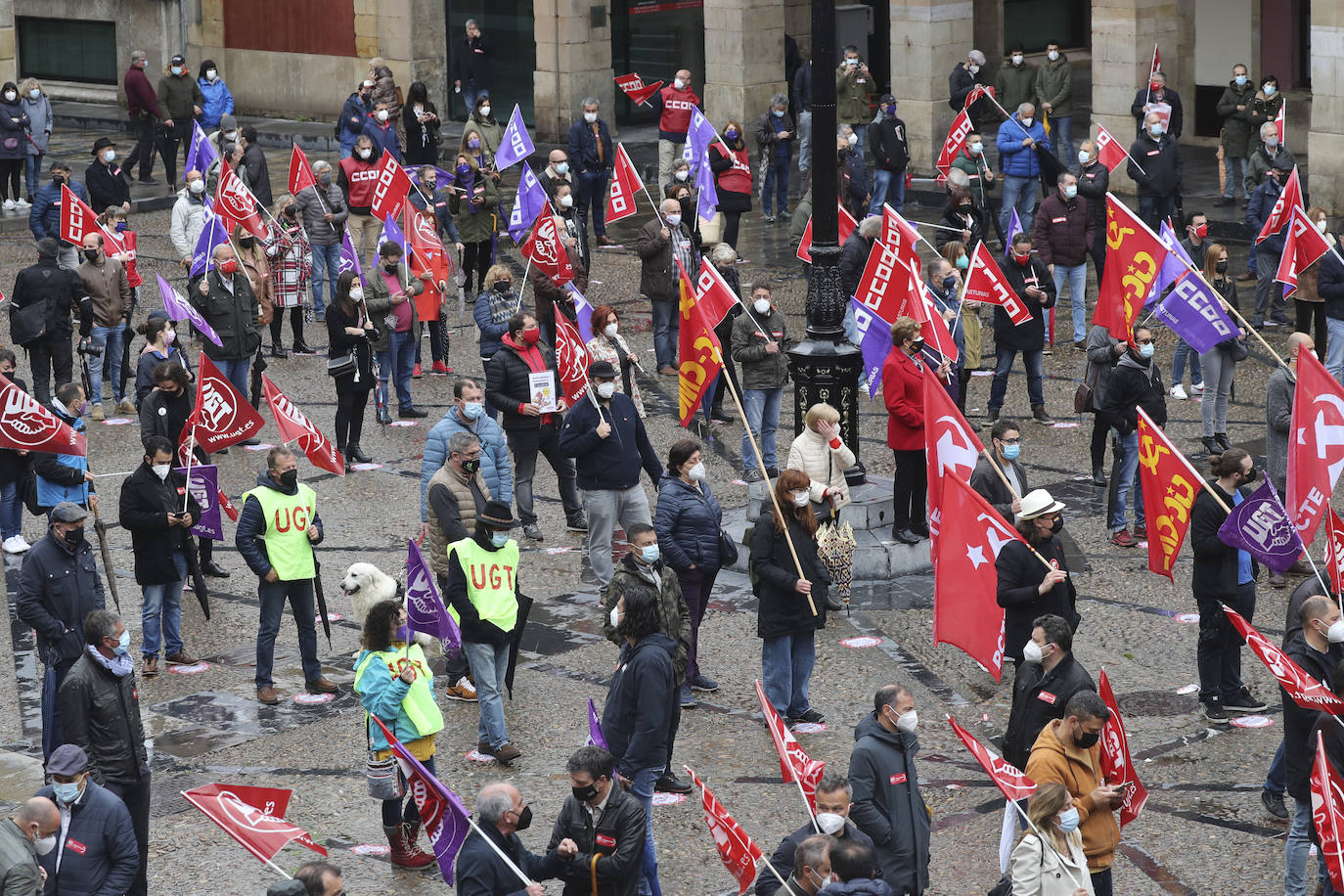 Los sindicatos mayoritarios llevan meses alertando de la emergencia industrial en la que se encuentra la comunidad, por lo que la defensa de este sector ha centrado buena parte de las reivindicaciones de CC OO y UGT en la concentración celebrada en la plaza Mayor de Gijón con motivo del Primero de Mayo.