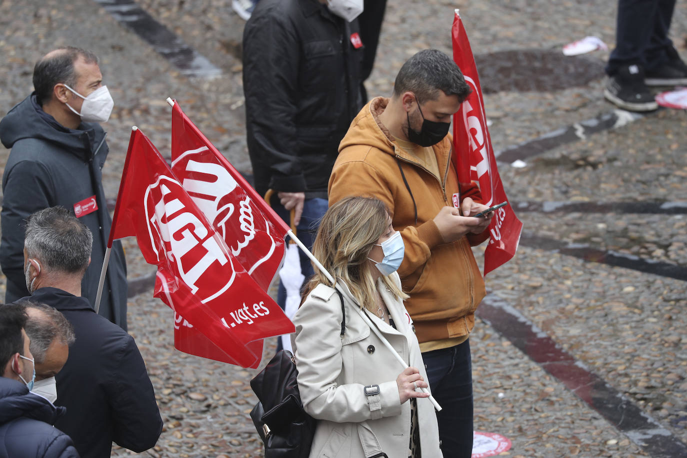 Los sindicatos mayoritarios llevan meses alertando de la emergencia industrial en la que se encuentra la comunidad, por lo que la defensa de este sector ha centrado buena parte de las reivindicaciones de CC OO y UGT en la concentración celebrada en la plaza Mayor de Gijón con motivo del Primero de Mayo.