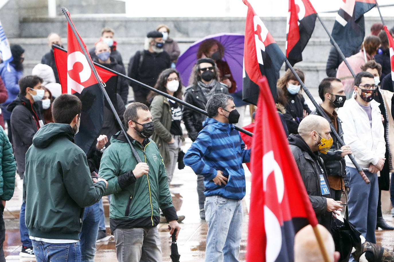 El Naútico y el Solarón fueron los escenarios en los que los sindicatos CSI y Suatea, CNT y CGT animaron a continuar con la lucha en la calle en defensa de los profesionales, especialmente en tiempos de crisis, unos convenios aceptables y mejoras de las condiciones laborales con motivo del Dia del Trabajo.