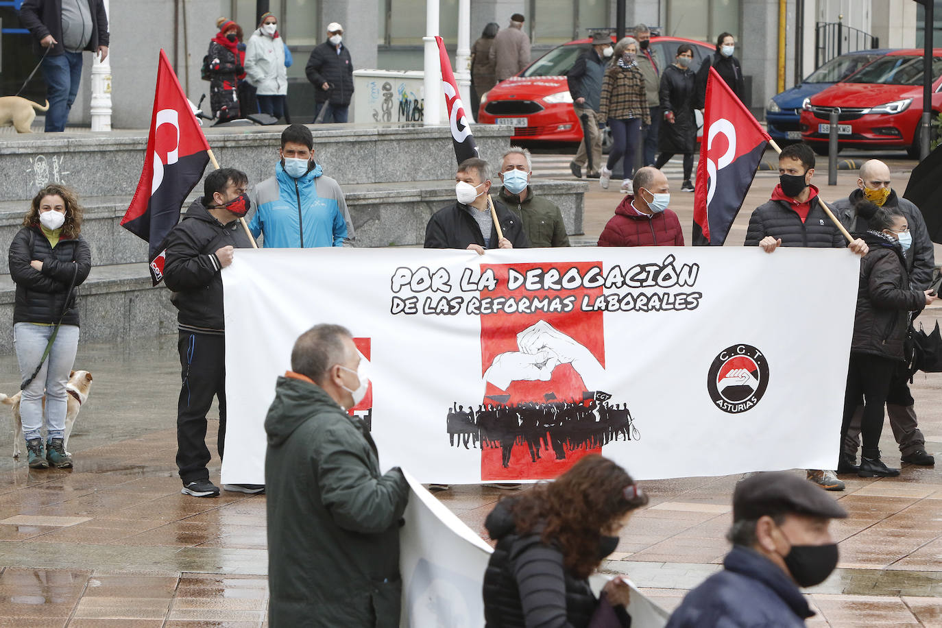 El Naútico y el Solarón fueron los escenarios en los que los sindicatos CSI y Suatea, CNT y CGT animaron a continuar con la lucha en la calle en defensa de los profesionales, especialmente en tiempos de crisis, unos convenios aceptables y mejoras de las condiciones laborales con motivo del Dia del Trabajo.