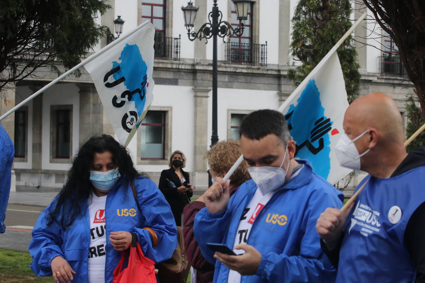 Vox y el Sindicato Solidaridad se manifiestan en la capital asturiana contra «la expropiación del derecho al trabajo». La Unión Sindical Obrera reclamó por su parte la lucha por los derechos laborales.