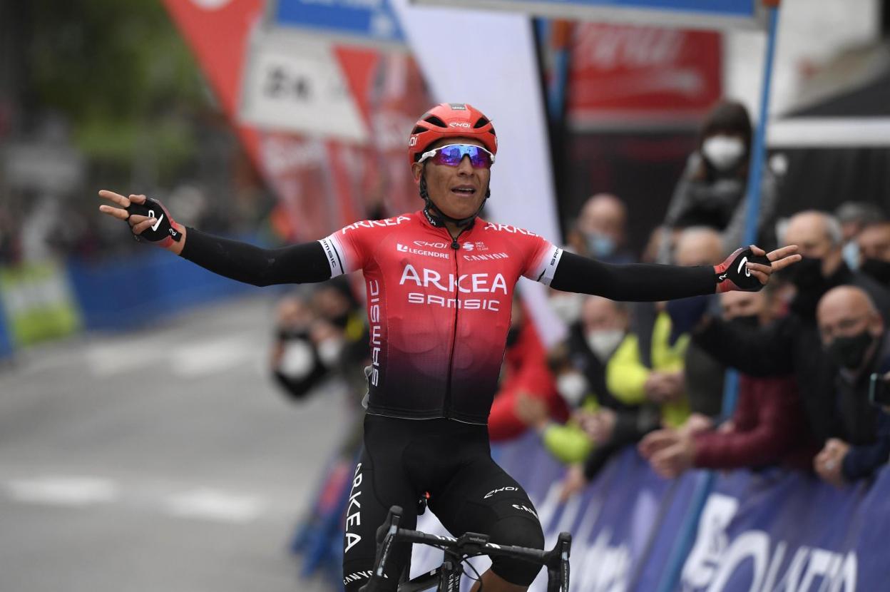 Nairo Quintana, ayer, celebra su victoria en la primera etapa de la Vuelta a Asturias que concluyó en Pola de Lena. 