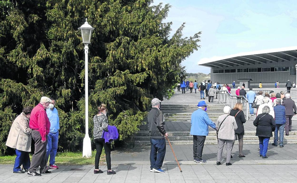 Colas de ciudadanos para vacunarse en el Palacio de Deportes de Gijón