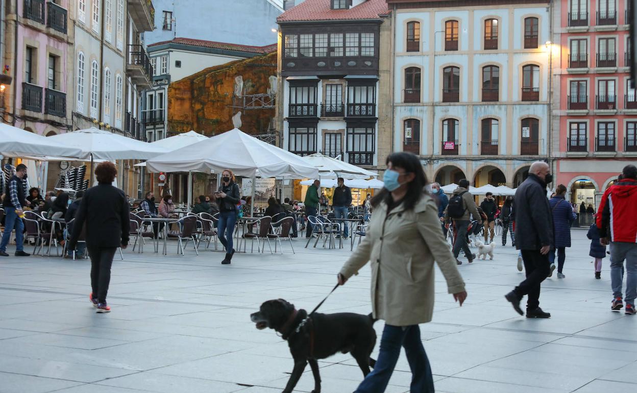 Gente en calles y terrzas de Avilés.