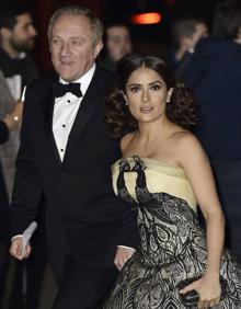 Imagen secundaria 2 - Salma Hayek y su celebrado baile en 'Abierto hasta el amanecer', caracterizada de Frida Kahlo en el papel que le reportó una nominación al Oscar y con su marido, François-Henri Pinault.